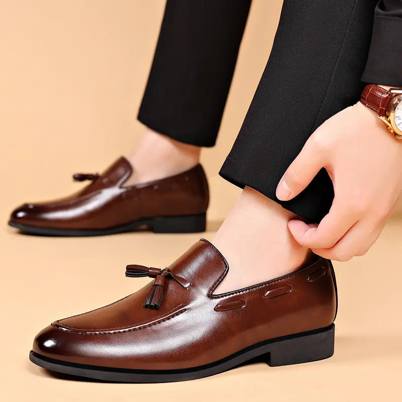 mocassins en cuir pour homme à pampilles en cuir marron, finition polie et détails de surpiqûres subtils, conçus pour un usage professionnel à enfiler.
