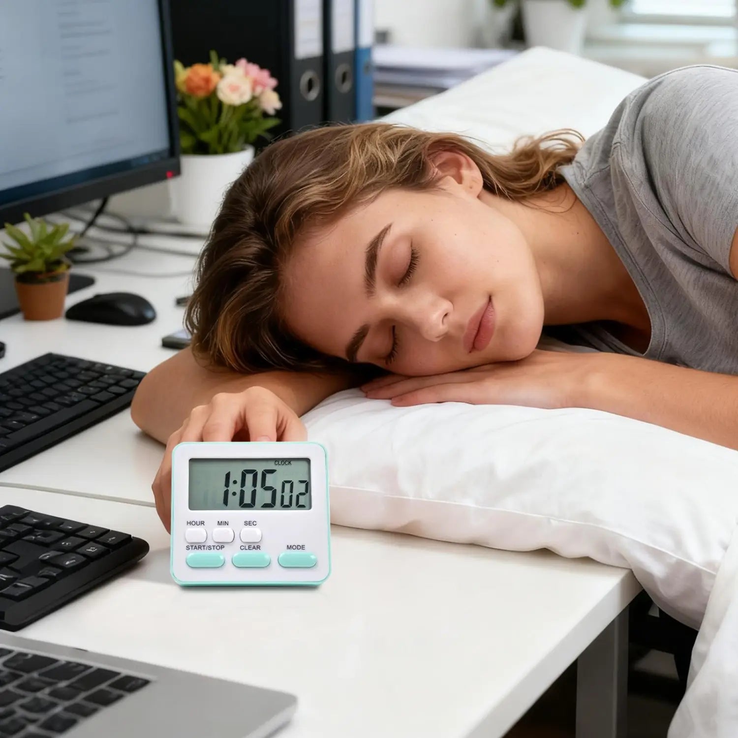 Weißer digitaler Küchentimer mit hellblauen Akzenten und einer geräuschlosen Countdown-Uhr, die 1 05 02 auf einem rechteckigen Bildschirm anzeigt