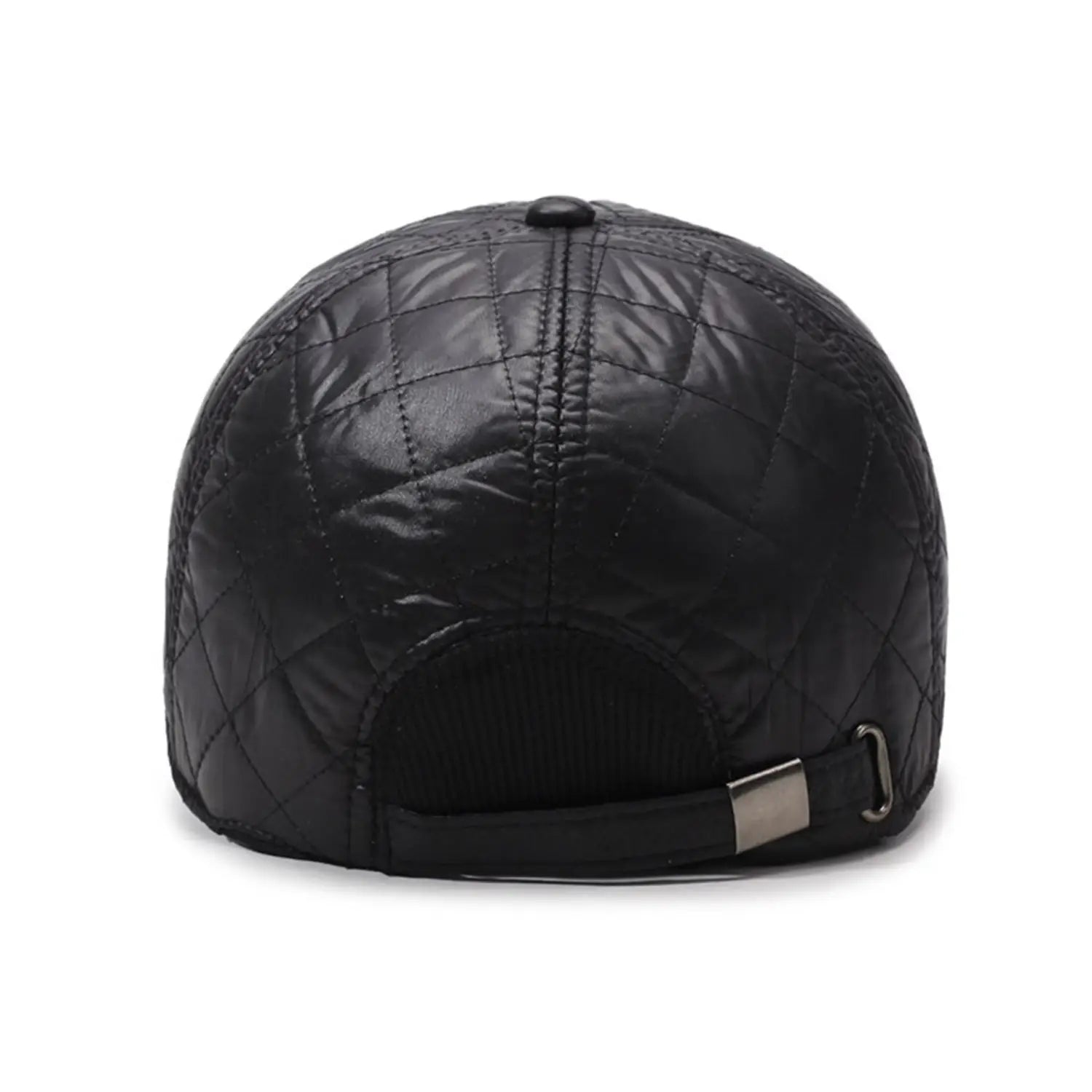 Casquette de baseball matelassée noire avec rabats d’oreilles chauds en matériau brillant et résistant à l’eau, avec une boucle métallique à tonalité argentée sur la sangle réglable, visible depuis l’arrière ; convient pour un usage de bonnet de Noël.
