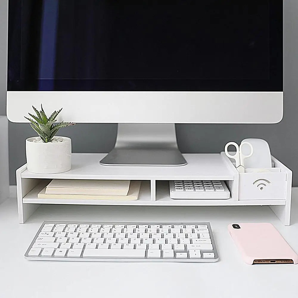 Elevador de monitor de plástico blanco de tres niveles y estantería organizadora para escritorio con bandeja para teclado integrada y compartimento con icono de señal inalámbrica.