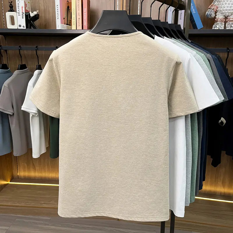 Camisa henley de algodón color beige, de manga corta, con cuello redondo sencillo, diseñada como camiseta informal tipo henley con textura para hombre