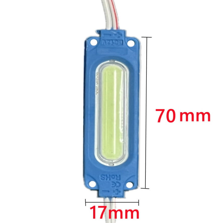 LED-Module mit blauem Kunststoffgehäuse und einer ultrabrillanten, länglichen, transparenten gelb-grünen Leuchtfläche; Abmessungen 70 mm Höhe und 17 mm Breite für Anwendungen im 12-V-Multicolor-COB-Backlight.