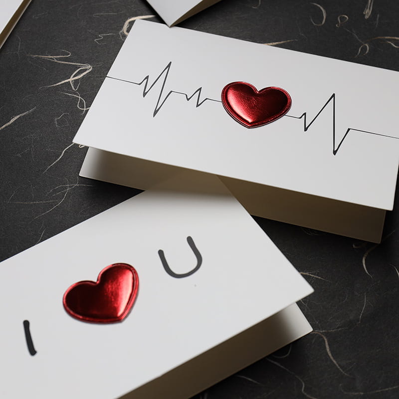 Cartes de vœux blanches avec des ornements brillants de cœur rouge et des motifs de ligne de battement de cœur noirs, pour une carte de vœux de la Saint-Valentin avec cœur rouge, une invitation de mariage.