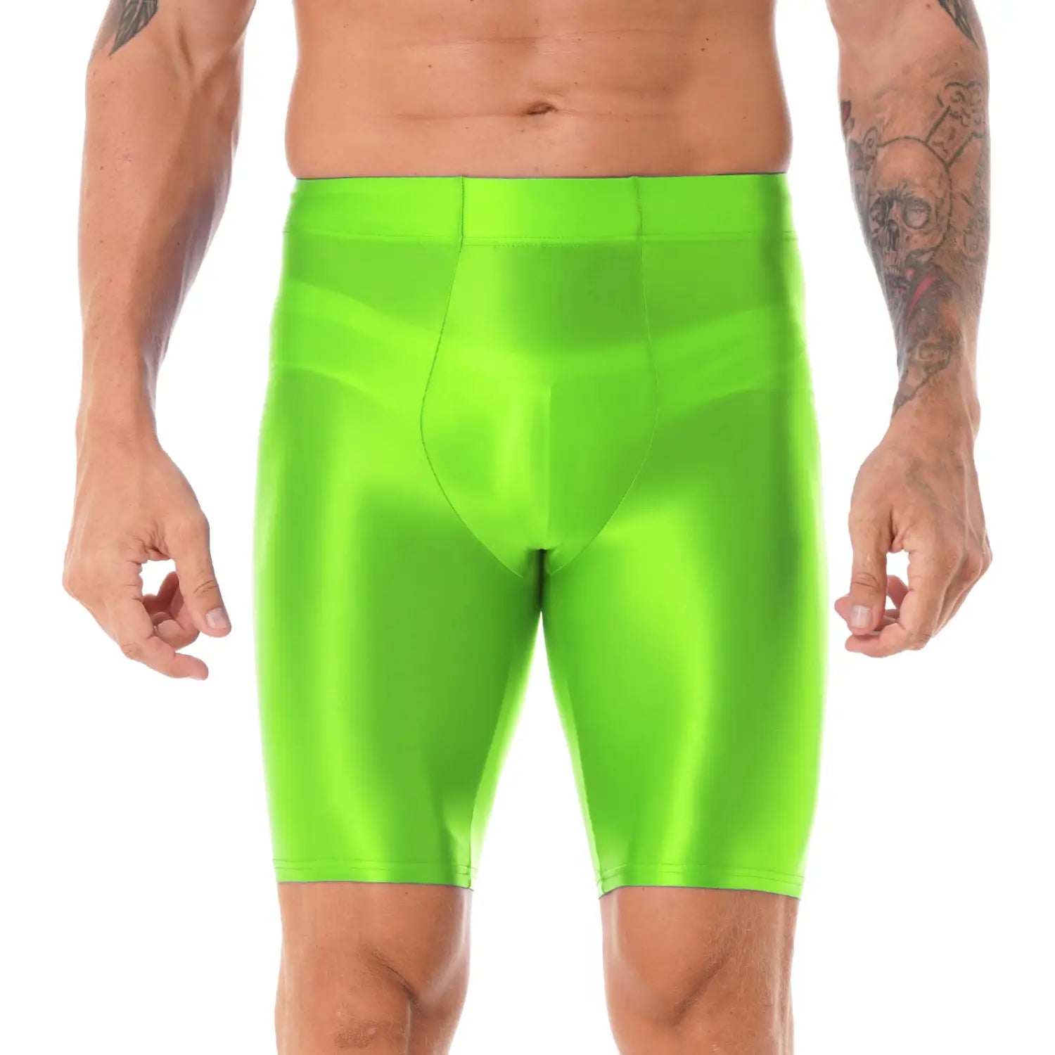 Shorts brillantes en verde neón, ajustados y con acabado brillante, combinados con una camiseta de compresión para hombre de manga larga y acabado brillante para uso atlético