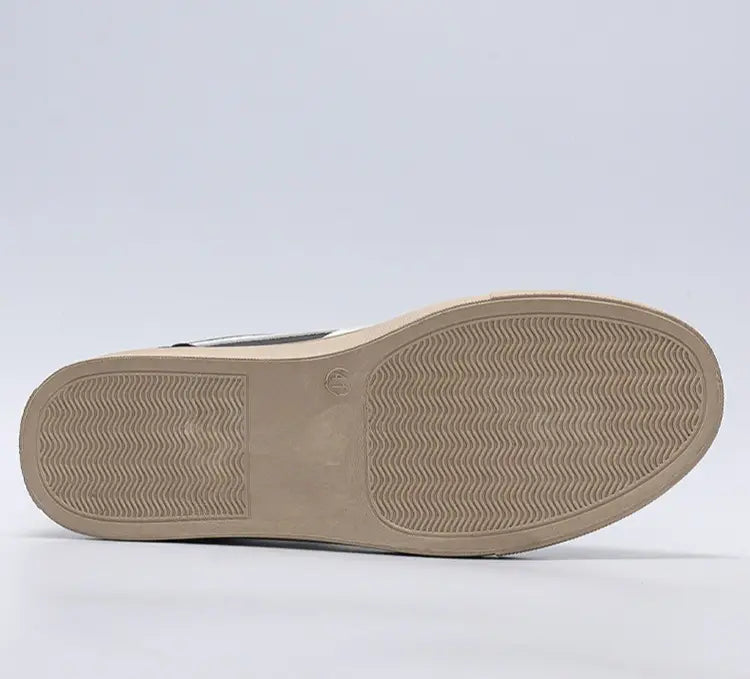 Semelle extérieure en caoutchouc beige, motif de traction ondulé et petit logo près du talon sur la face arrière des sneakers décontractées pour hommes, chaussures de marche légères.
