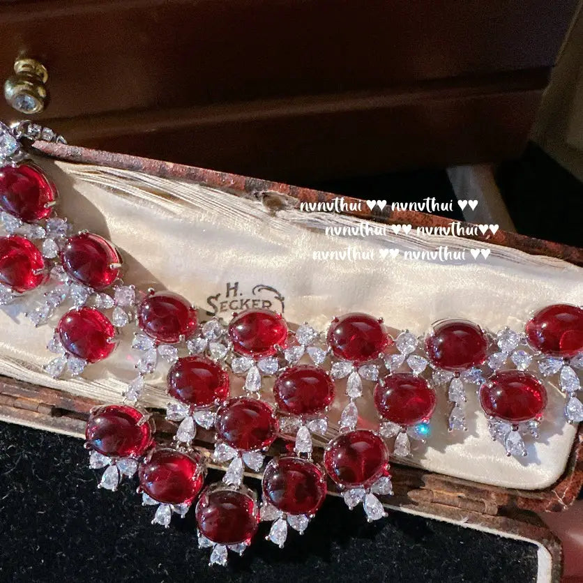 ルビーシルバージュエリーセット フローラルウェディング4点のセットに含まれるヴィンテージの「H」デザインからなる、高級感のある赤いルビーとダイヤモンドのチョーカーネックレス。