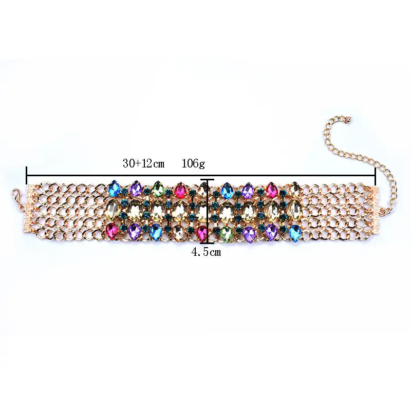 Un collier choker ras-de-cou à plusieurs couches à tons dorés, au motif en maille, orné de strass goutte de forme colorée bleu, rose, vert et jaune provenant de la collection « Vente en gros de colliers choker en strass cristal ».