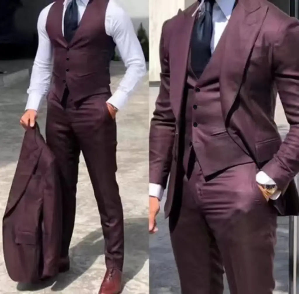 Un élégant costume bordeaux pour homme, dans un design trois pièces smoking à coupe ajustée, avec un tour de poitrine ajusté et des détails de type de fermeture à l’éclat subtil.