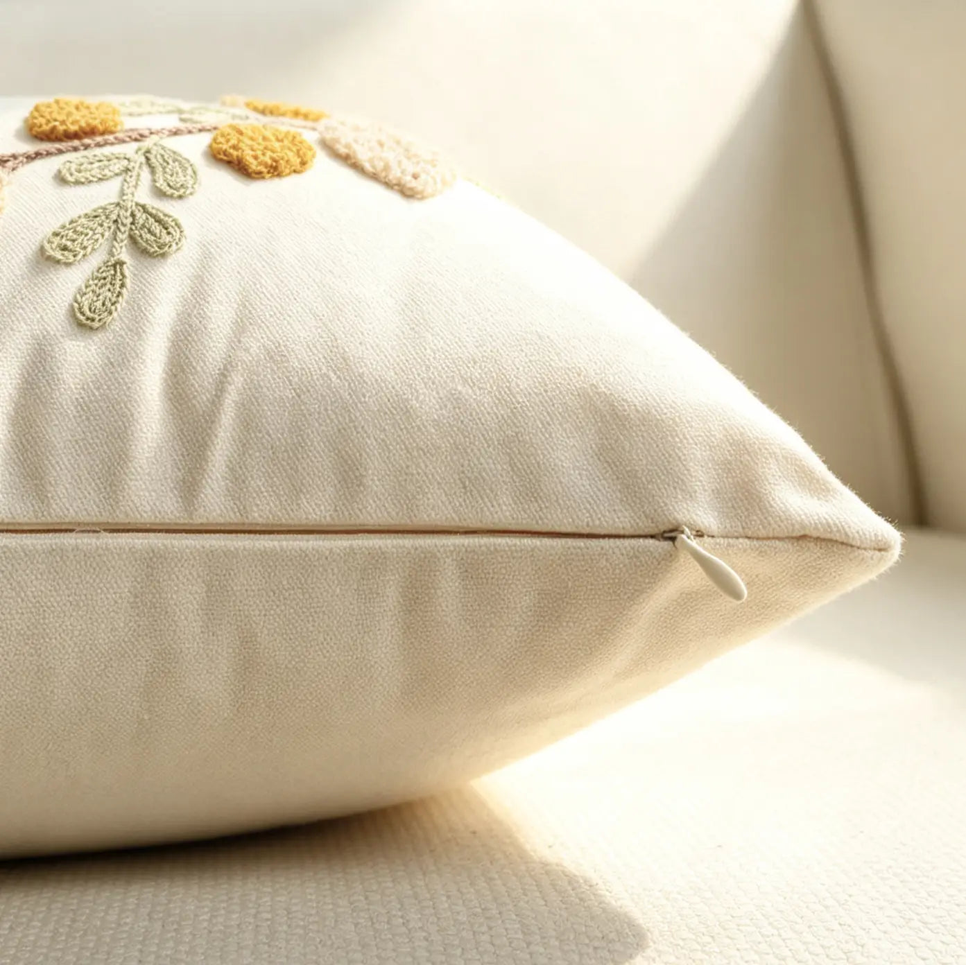 Housse de coussin d’appoint en coton de couleur crème, avec des appliqués floraux brodés jaune et vert pour housses de coussin, mesurant 45x45 cm.