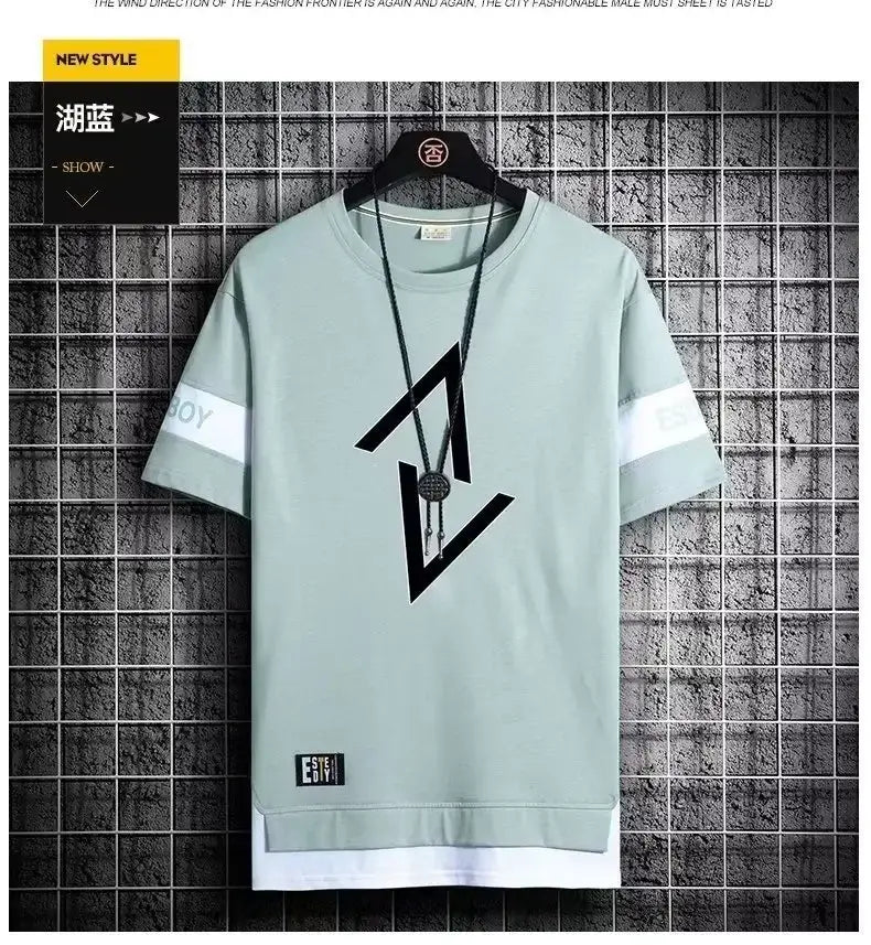 Ein hellblaues Herren Kurzarm-Graphic-Tee mit weißen Streifen an den Ärmeln und einem markanten schwarzen geometrischen Design über die Brust, geeignet für Streetwear und Sommer.