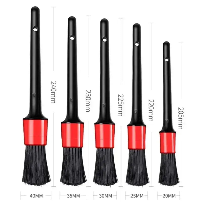 Set aus fünf schwarzen und roten Nylon-Autopflegebürsten mit unterschiedlichen Längen und Borstenbreiten zum Reinigen.