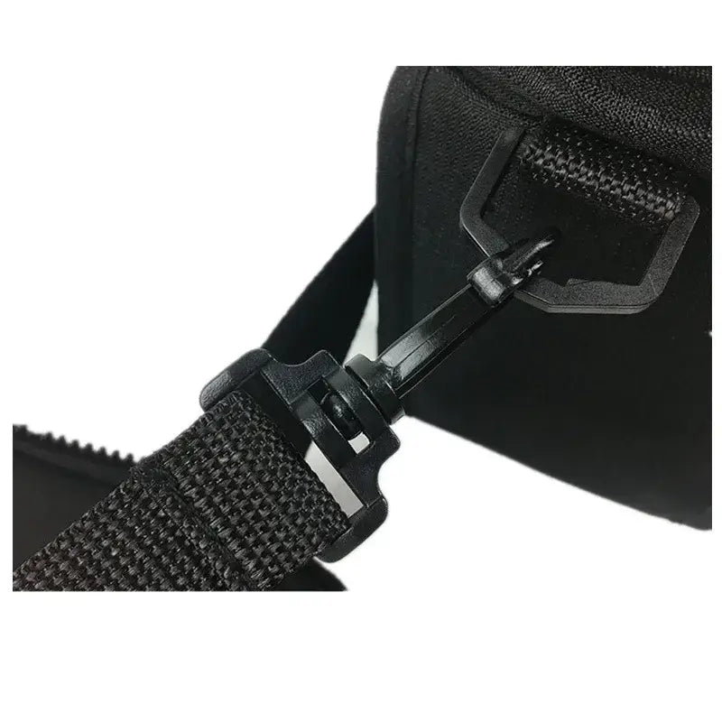 schwarzer Nylongurt mit stabilem Kunststoffverschluss, befestigt an einer schwarzen, strukturierten Babywagen-Organizer-Tasche in hoher Kapazität, für eine praktische Anbringung und sichere Aufbewahrung.