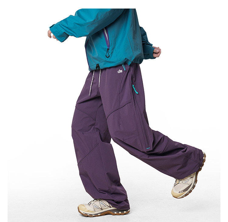 pantalones cargo impermeables de senderismo para hombre de secado rápido en color morado, con detalles de cremallera color verde azulado y un logotipo de marca sutil en la cinturilla.