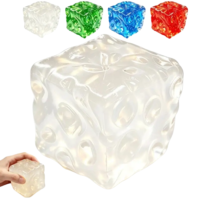 Ein durchsichtiger, würfelförmiger Vaseline-Käse-Quetschspielzeug mit transparenter Form, samtiger, strukturierter Oberfläche mit erhabenen kreisförmigen Mustern und subtilen Rillen.