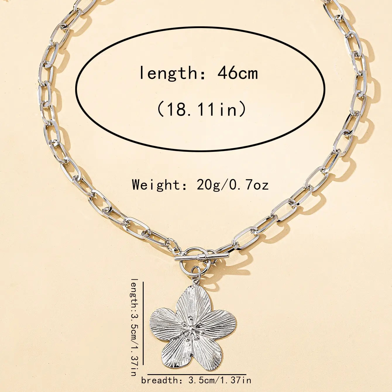Collier pendentif à chaîne argentée présentant un pendentif de fleur de glycine texturé détaillé, style vintage pour femmes.