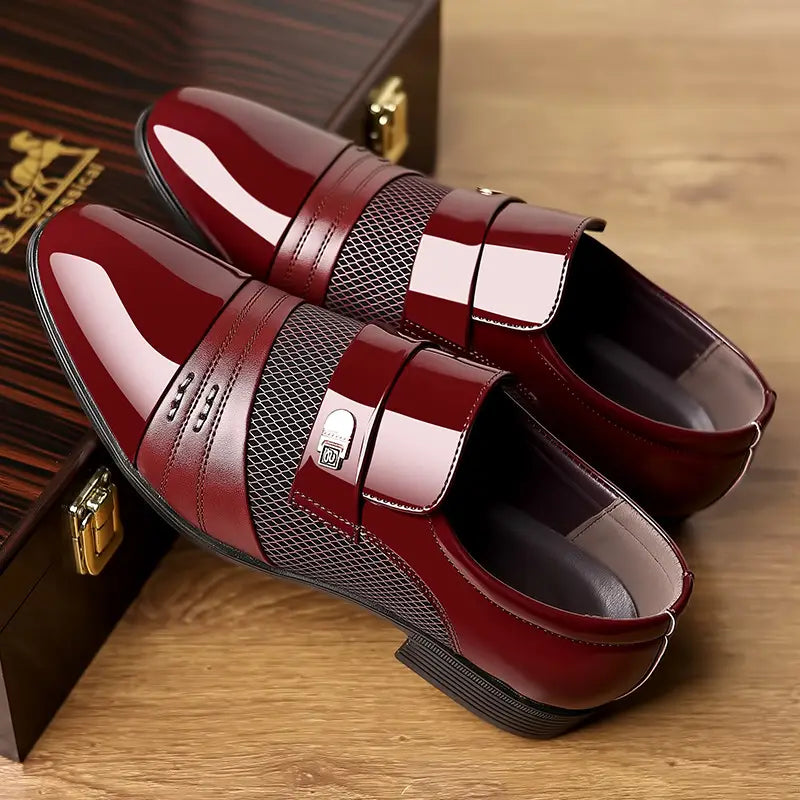 Zapatos de vestir de punta afilada de lujo para hombre en charol burdeos con malla, con un acabado pulido elegante.