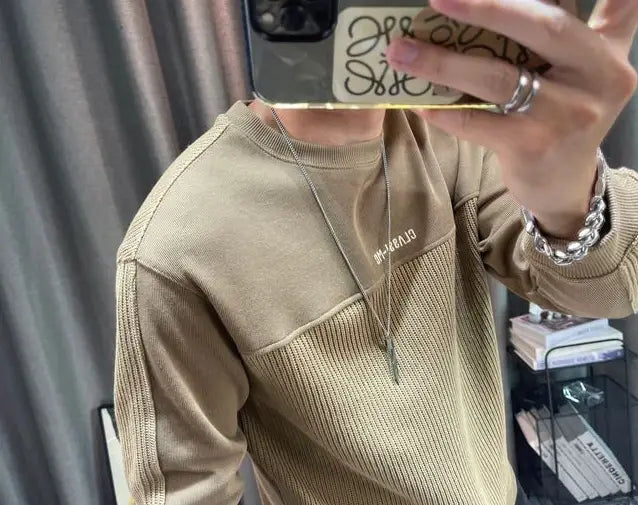 Pull-over en maille à empiècement contrastant pour homme, manches longues, beige, avec une texture côtelée et des coutures d’empiècement contrastant par Kenzo.