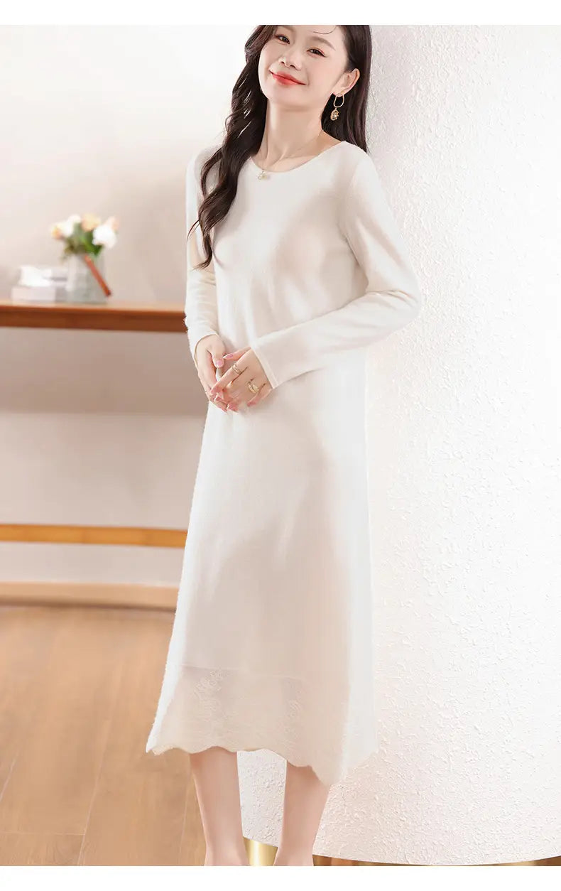 Ein weiches Wollstrickkleid in Off-White mit langen Ärmeln, Rundhalsausschnitt und gesäumter Volantabschlusslinie.