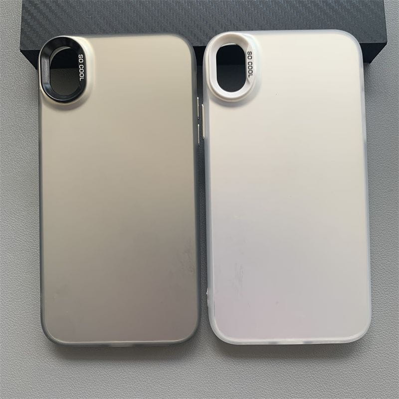 Image montrant le côté arrière de deux étuis pour téléphone iPhone mats en dégradé de couleurs, en argent métallique et blanc translucide, avec une fixation circulaire pour lentille de caméra.