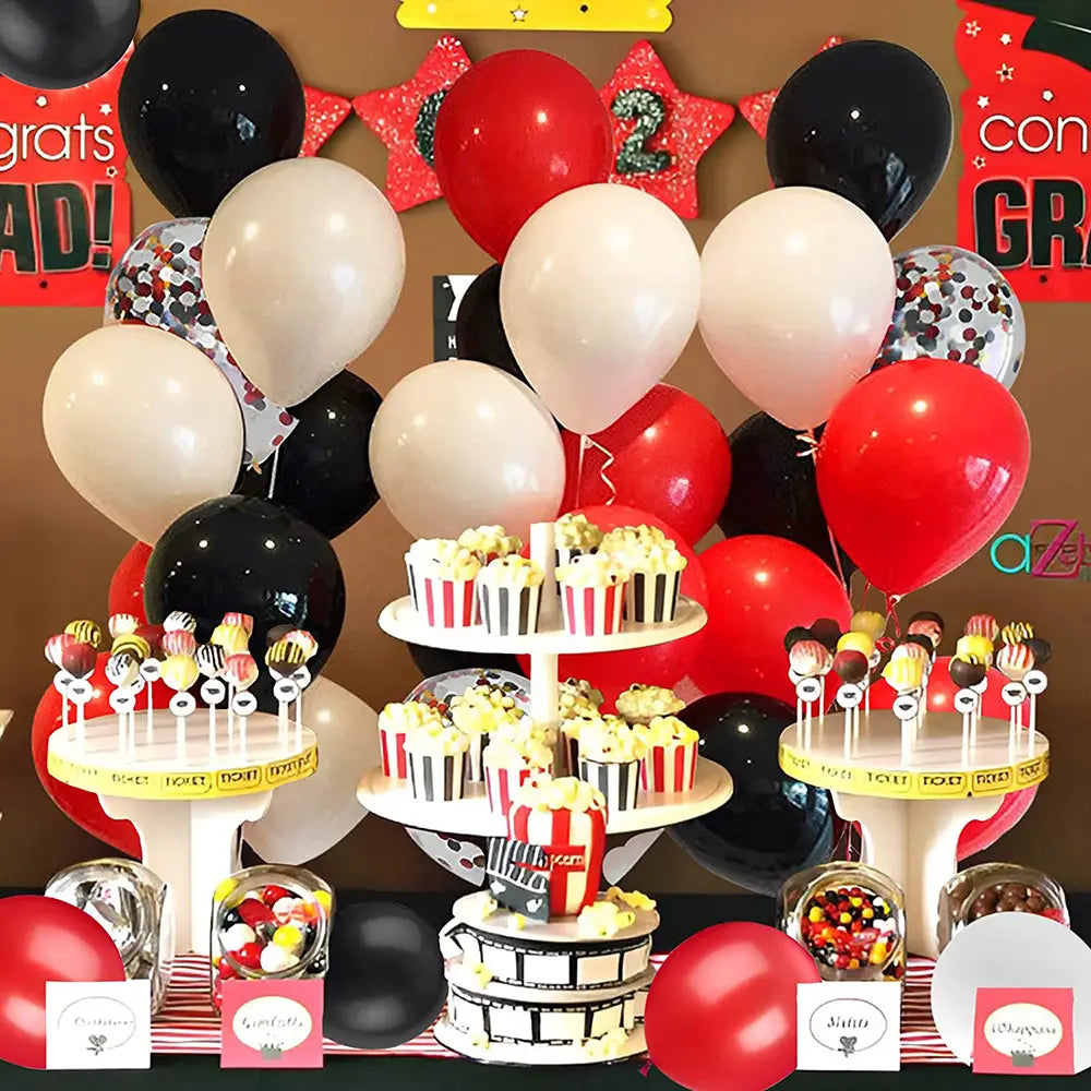 Ein Ballon-Set aus Rot, Schwarz und Weiß für die Partydekoration mit einer festlichen Anordnung von Ballons mit Popcorn-Themen-Desserts.