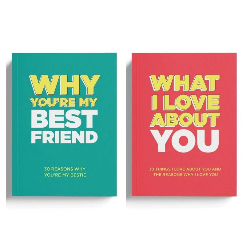 Deux livres « fill in love » à couverture rigide pour maman et papa avec des couvertures turquoise et rose, intitulés « why youre my best friend » et « what i love about you ».