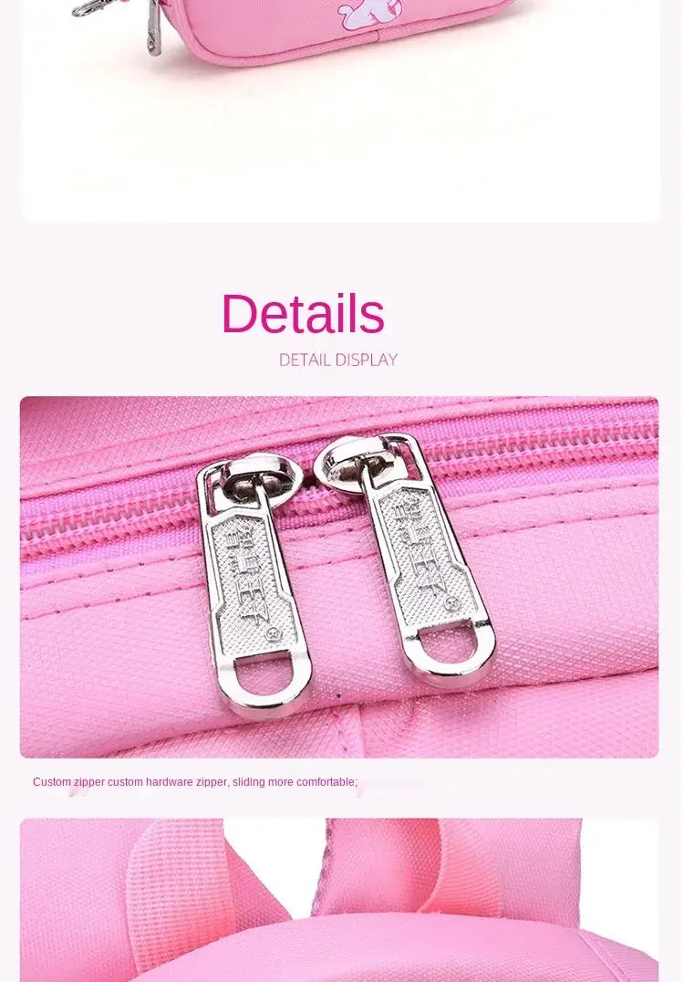 Rosa Stoffetui mit silberfarbenen Ziehzungen und kleinem weißem Cartoon-Charakter-Design aus dem rosa Katzen-Schulrucksack-Set für Mädchen