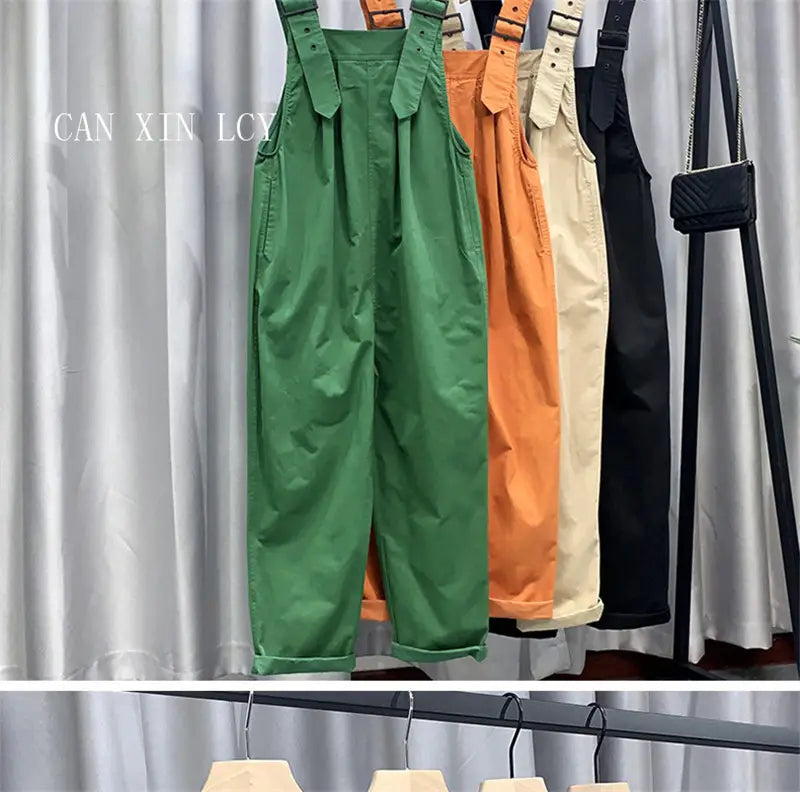 Combinaison salopette en coton vert pour femmes, avec bretelles réglables et poignets retroussés en toile.