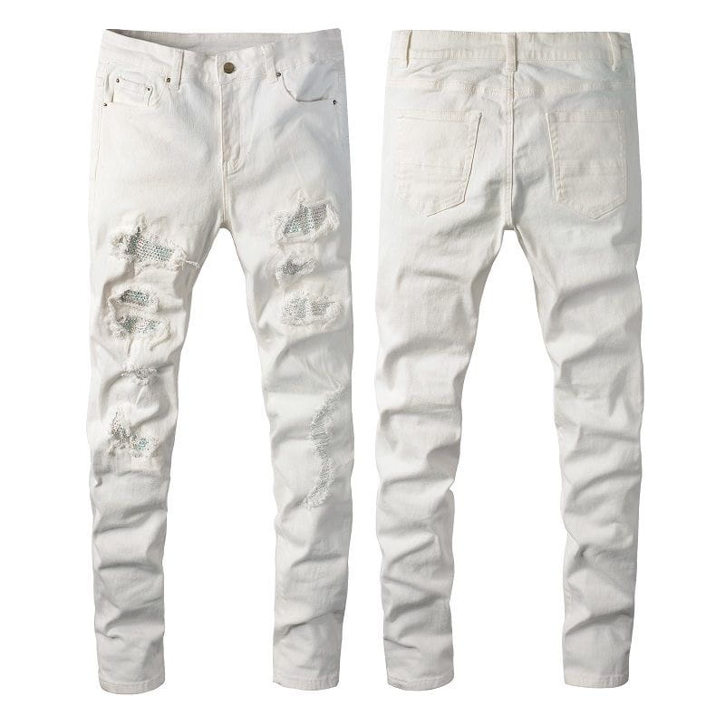 Jean pour homme en denim blanc délavé, coupe ajustée, avec zones déchirées au niveau du genou, agrémentées d’accents en strass