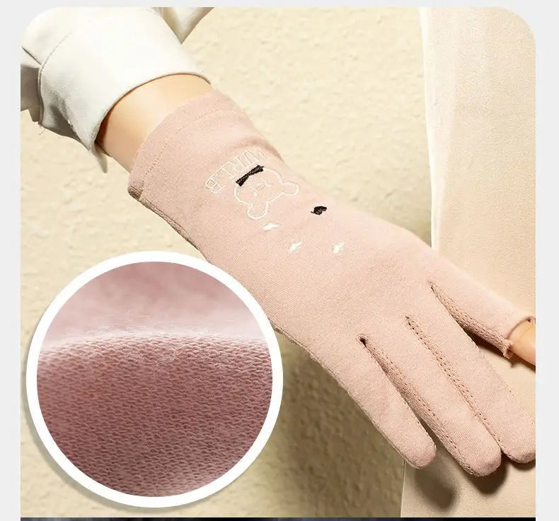 Weichrosa gestrickter, fingerloser UV-Schutz-Maniküre-Fahrhandschuh für Damen, mit der Rückseite abgebildet und mit einem niedlichen bestickten Bärenkopf.