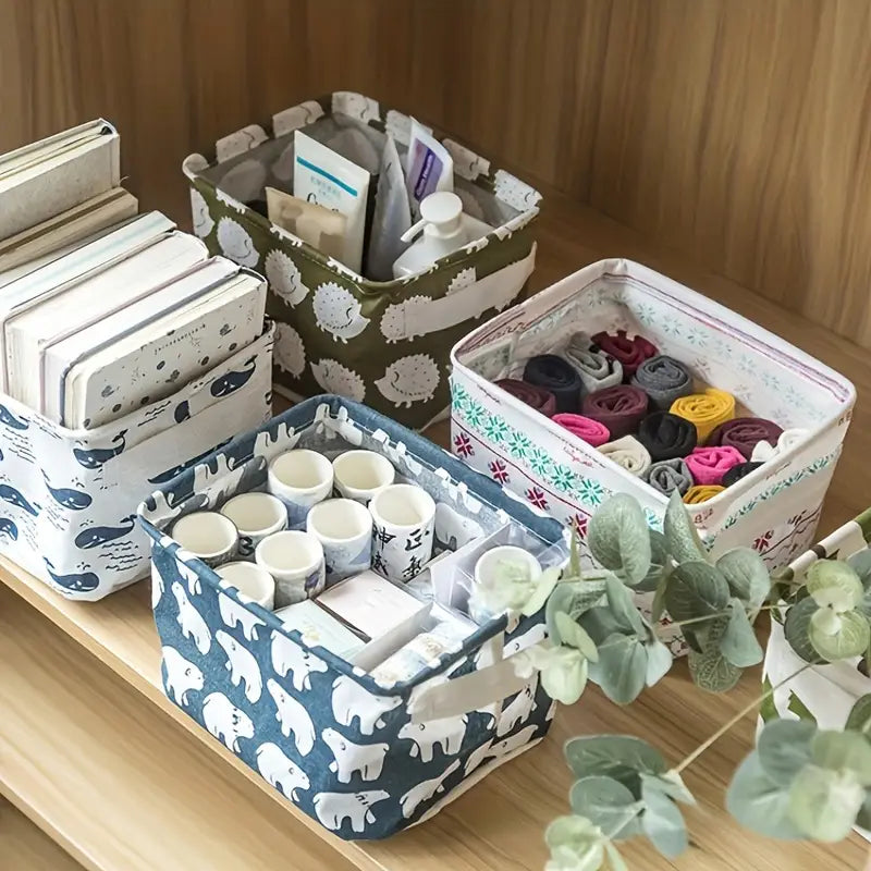 Panier de rangement pliable en tissu bleu avec des motifs d’ours polaires blancs et un séparateur en plastique transparent, adapté à un usage en boîte de rangement.
