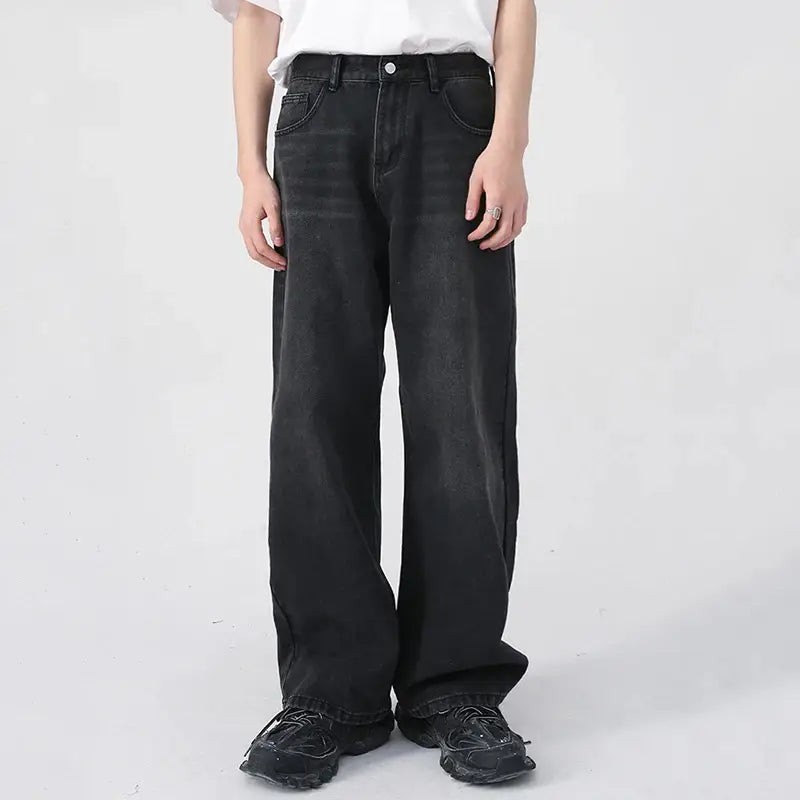 Herren schwarze Wide-Leg-Denim-Jeans mit entspannter Passform und dezenten Ausbleich-Details im schwarzen Denim-Material.