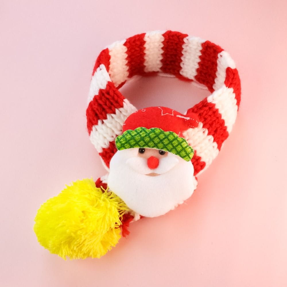 Chalina de Navidad para mascotas con diseño de cachorro y gatito, con un patrón de vellón tejido a rayas rojas y blancas, gorro verde estampado, nariz roja, barba blanca esponjosa y un pompón amarillo brillante.