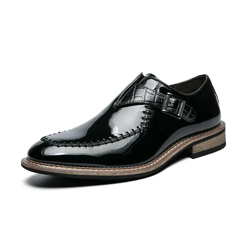Herren glänzende Lackleder-Kleiderschuh in Schwarz mit Schnür-Oxford-Stil, krokodilartig strukturierter Riemenführung und hellbraunem, genähtem Rahmen (Welt).
