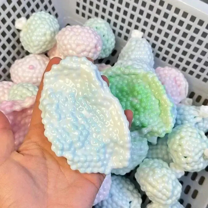Pastellfarbener, strukturierter Schaumball-Stressball mit buckeliger Oberfläche und weichem, eindrückbarem Aussehen, entworfen als ASMR-knisterndes Fidget-Spielzeug.