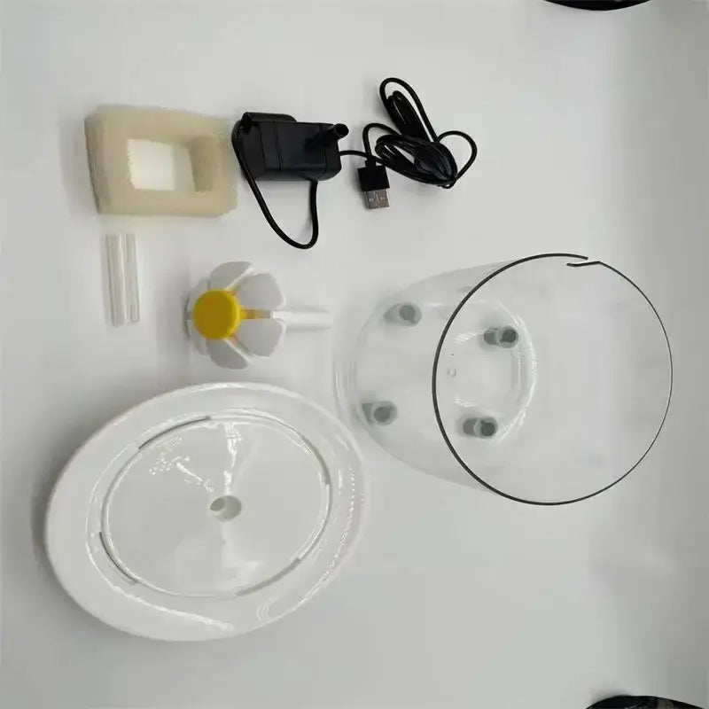 automatischer Trinkwasserspender für Haustiere mit klarem Kunststoff-Brunnen, weißer Basis und gelbem Pumpenaufsatz zur Wasserfiltration für Haustiere.