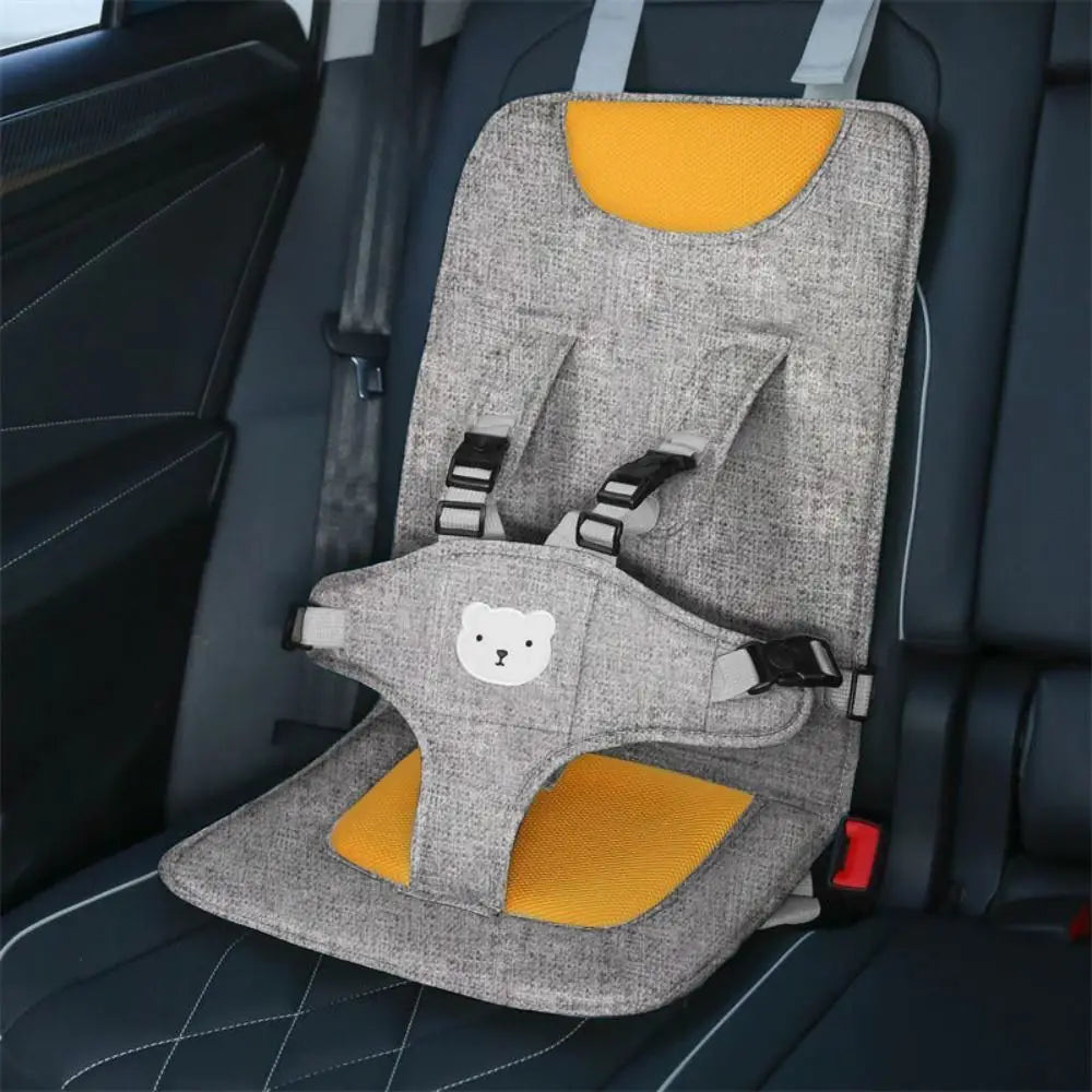 Tragbares Baby-Autokindersitzerhöhungskissen mit einem grauen Sicherheitsgurt aus Stoff, gelber Mesh-Polsterung und einem weißen Bärengesicht-Patch.