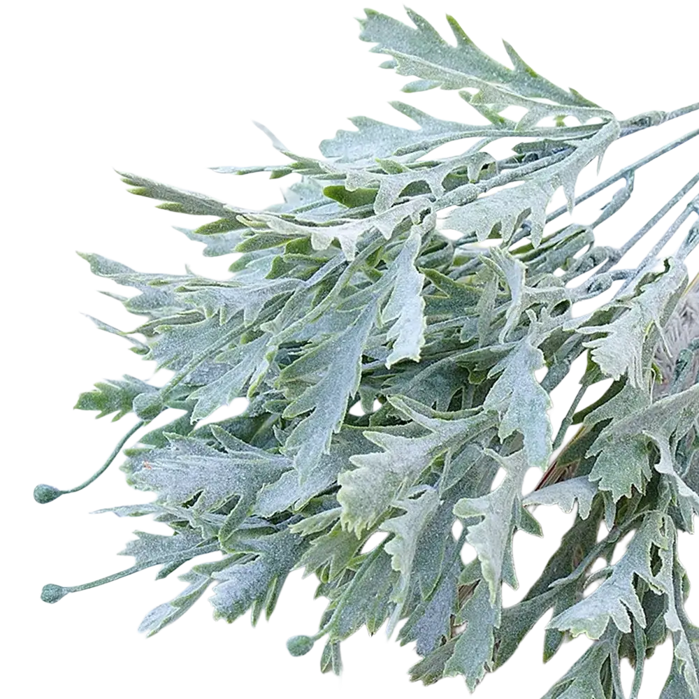 Hojas artificiales de crisantemo verde escarchado con una superficie de textura suave y delicados bordes aserrados para la decoración del hogar.