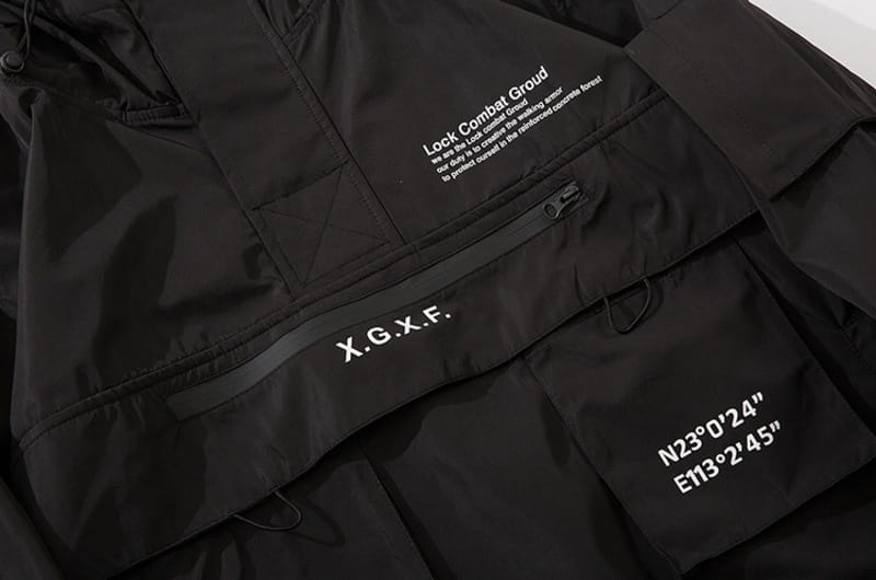 Veste imperméable à capuche tactique techwear noire x.g.x.f, présentée de dos, conçue pour un usage extérieur et urbain