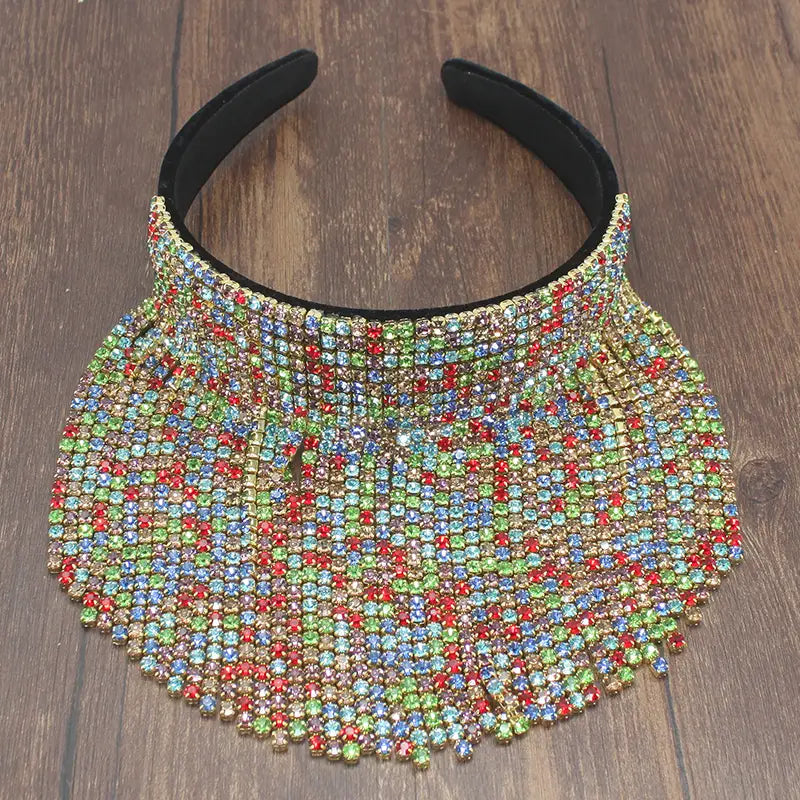 Ras-de-cou vibrant multi-couleurs en strass perlé, bandeau en perles et strass, avec matière en velours noir et frange dégradée, conçu pour une coiffure de mariée raffinée.