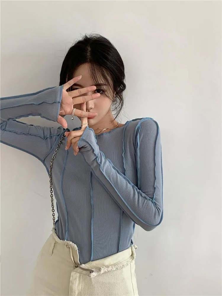 Hellblauer gerippter Longsleeve-Top für Damen mit Rüschen-Details entlang der Ärmel und des Ausschnitts, geeignet für den Casual-Einsatz.