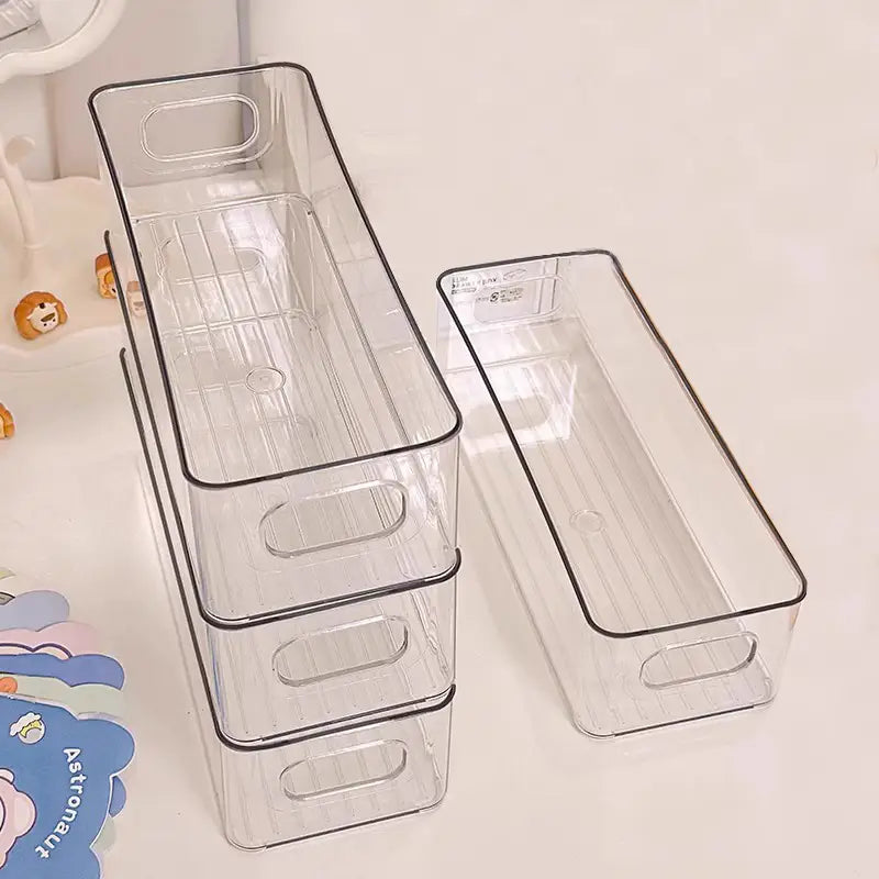 Bacs de rangement pour réfrigérateur en plastique transparent, avec bordure noire et poignées intégrées, conçus pour un rangement et une organisation faciles.