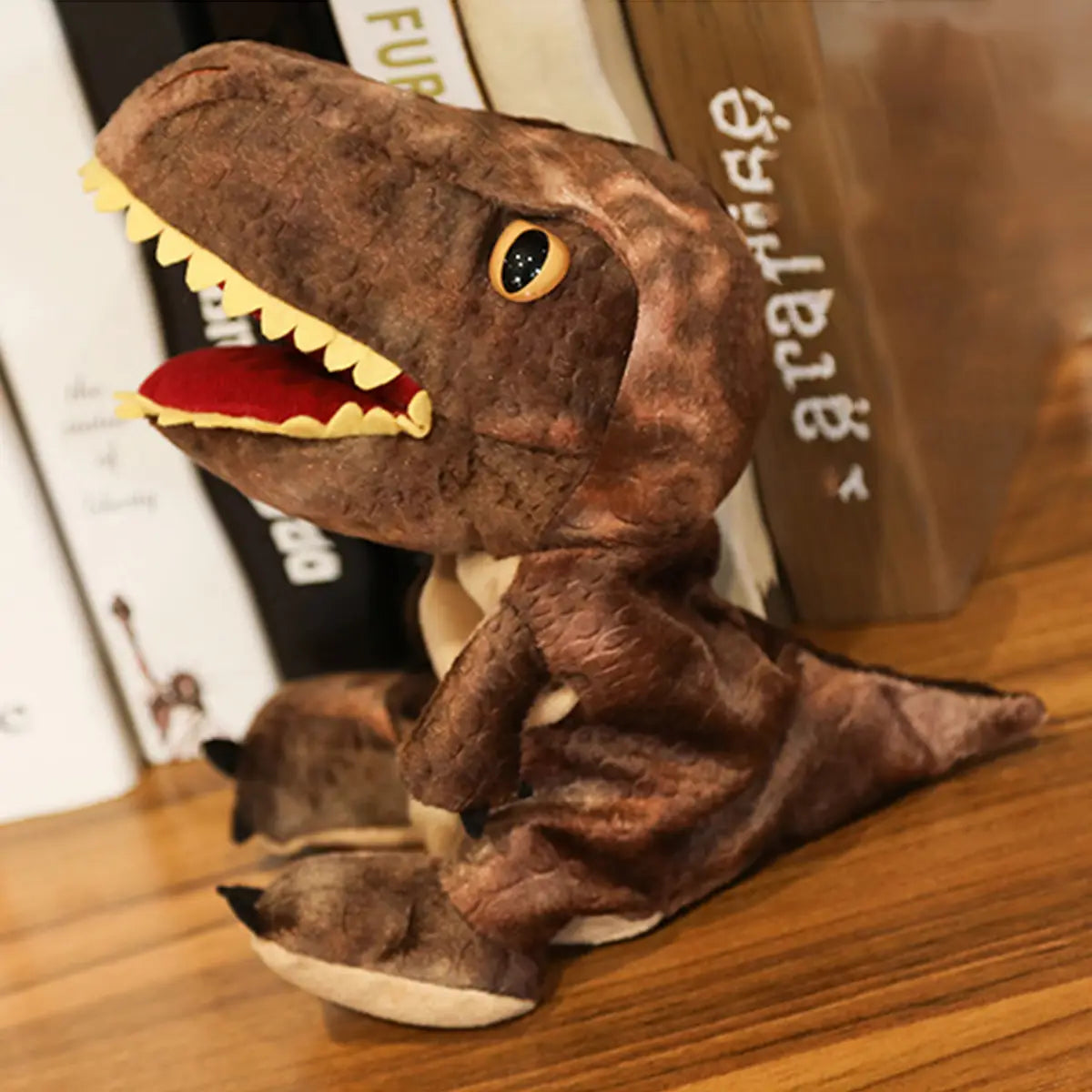 黄色い歯と赤い舌を備えた茶色のぬいぐるみティラノサウルス(ティーレックス)恐竜の手人形で、想像力を使って遊ぶためのインタラクティブなおもちゃとして設計されている。