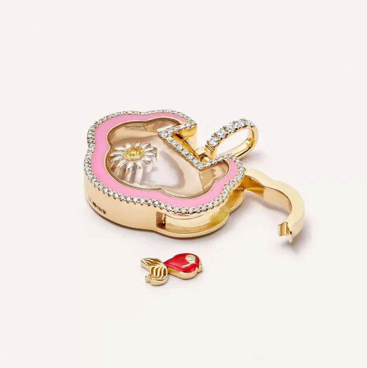 Collier pendentif à chaîne ouverte ton or en forme de nuage, pour femmes et jeunes filles, style simple, présentant un bord émaillé rose avec des diamants intégrés et un compartiment intérieur renfermant un petit bijou de marguerite à cœur jaune.