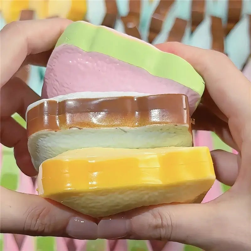 Pastellfarbener, geschichteter Butterstick als ASMR-Sensory-Squishy-Spielzeug mit weicher Silikontextur und glänzendem Finish.