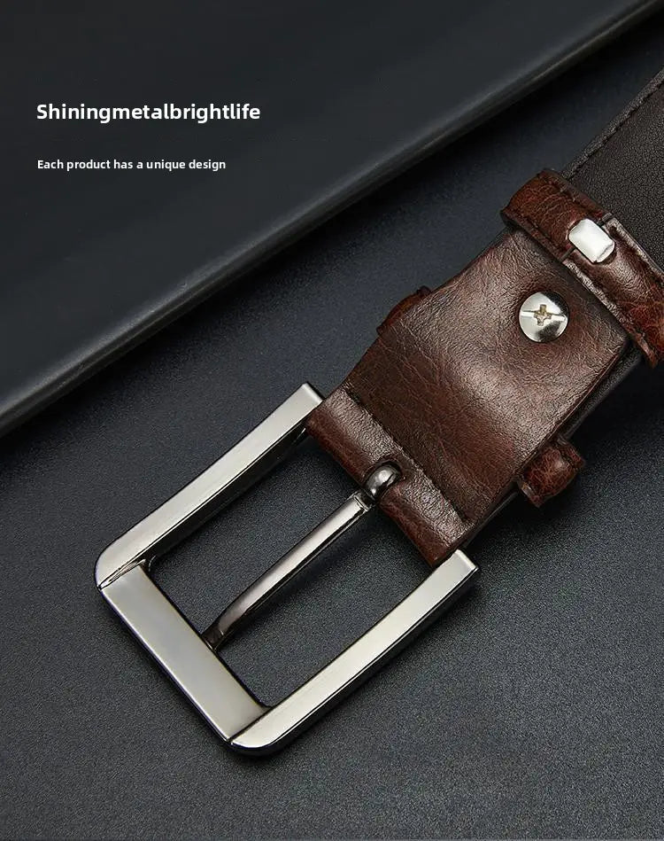 Herren-Ledergürtel im Casual-Stil mit brauner Dornschließe aus braunem Leder, mit einer eleganten silberfarbenen Metallschnalle.