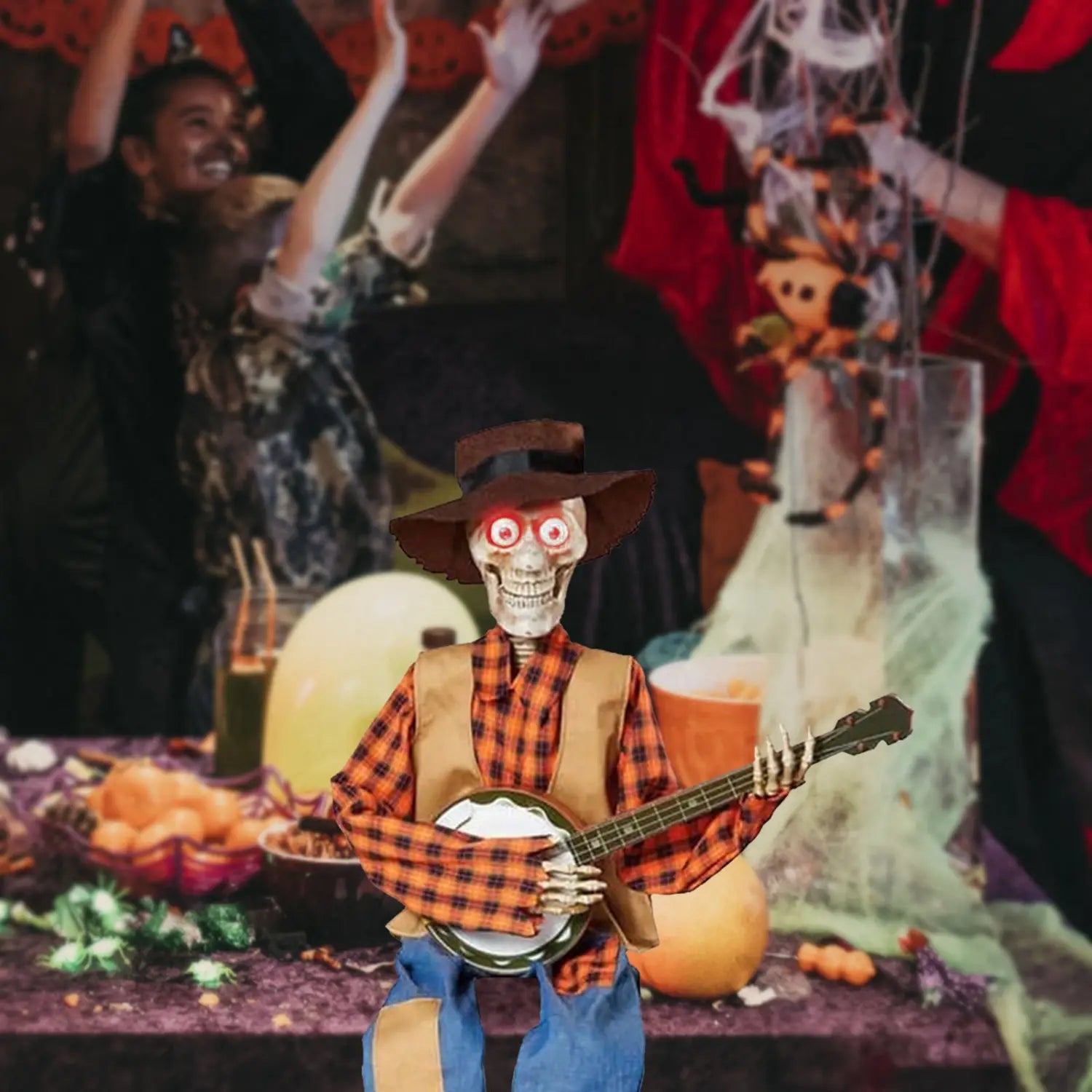 decoración luminosa de calavera para Halloween que presenta una figura de calavera con ojos rojos brillantes, que lleva un sombrero vaquero color marrón, una camisa de cuadros naranja y negra, un chaleco color ante y jeans azules, mientras sostiene un banjo