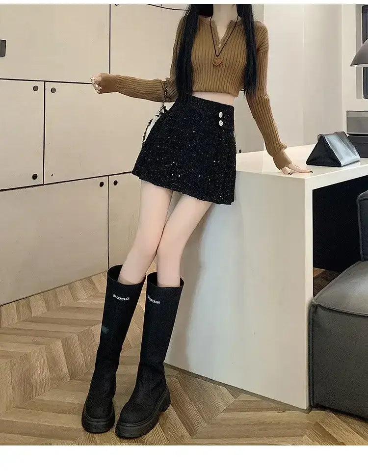 Schwarze Balenciaga-Kniehohe Stiefel mit dicken Sohlen und besticktem Branding, kombiniert mit einem rosa Bouclé-Falten-Minirock