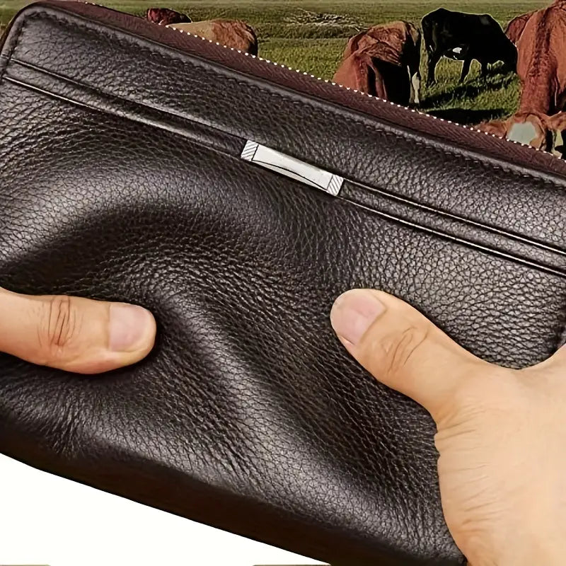Portefeuille long pour homme en cuir texturé brun foncé, porte-cartes, fermeture à glissière à tirette ton argent et poche intérieure à emplacement, pour un rangement organisé du porte-cartes et des poches intérieures.