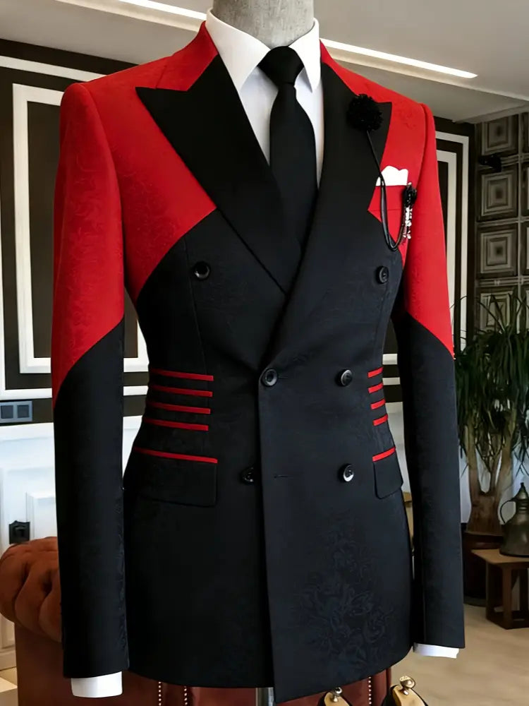 Un llamativo blazer de esmoquin rojo y negro de doble botonadura con hombros marcados mediante bloques de color, solapas de satén elegantes y un sutil ribete rojo a lo largo de la cintura.