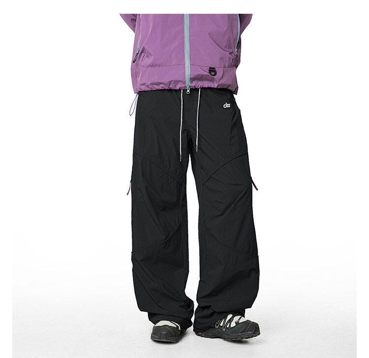 pantalones cargo impermeables de senderismo en negro, con un diseño moderno y elegante, y cordones grises sutiles para un rendimiento de secado rápido.